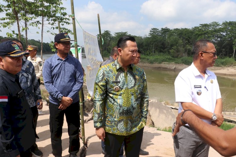 Pj Bupati Muara Enim, Henky Putrawan saat meninjau lokasi jalan rusak di Desa Kasai. (dok Prokopim/rmolsumsel.id) 