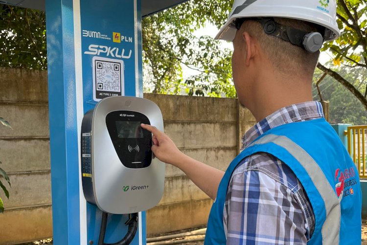 Petugas PLN melakukan pengecekan alat SPKLU. (ist/rmolsumsel.id) 