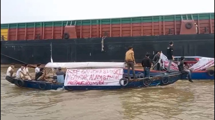 Aksi penghadangan tongkang batu bara oleh mahasiswa sebagai bentuk protes atas lingkungan yang tercemar. (ist/rmolsumsel.id) 