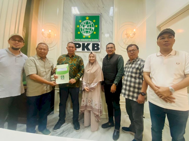 Penyerahan berkas SK B1 KWK oleh DPP PKB Kepada pasangan calon walikota/wakil walikota Pagar Alam Ludi Oliansyah/Bertha Edhar di Jakarta (3/8). (Dokumentasi tim  Ludh-Bertha)