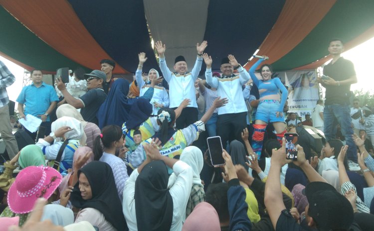 Bakal Calon Bupati dan Wakil Bupati Muratara, Firsa H Lakoni dan Efriansyah, menggelar deklarasi pencalonan mereka yang didukung oleh tiga partai politik, yakni Partai Nasdem, Gerindra, dan Hanura/Foto: Alam