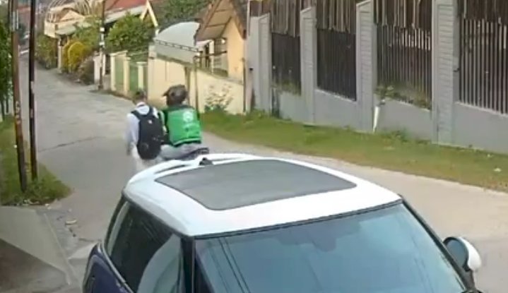 Aksi jambret menggunakan jaket ojol di Palembang terekam kamera CCTV. (Tangkapan Layar)