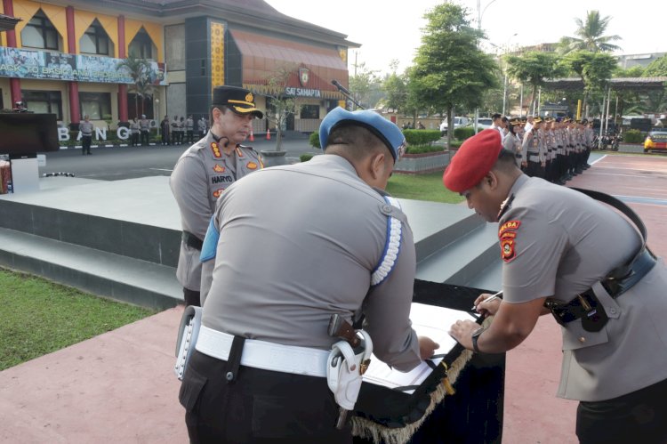 Upacara sertijab itu digelar di halaman Polrestabes Palembang dan dipimpin langsung oleh Kapolrestabes Kombes Pol Harryo Sugihhartono. (Denny Pratama/RMOLSumsel.id)