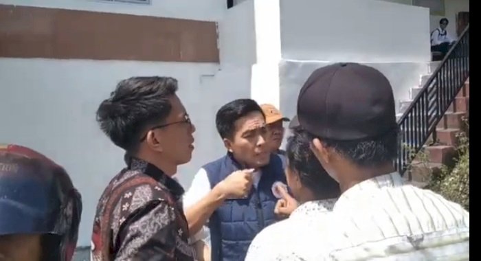  Kericuhan antara pihak IS (jaket biru) dan AR di areal parkiran PN Pagar Alam (Taufik/RMOLSumsel.id)