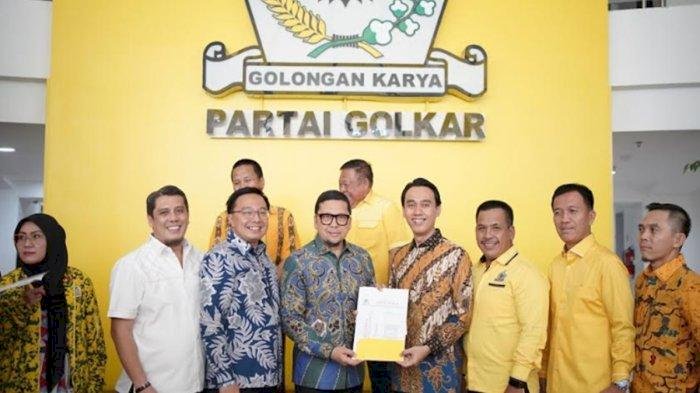 Balon Bupati dan Wabup OKI Muchendi Mahzareki- Supriyanto saat menerima SK dari partai Golkar/ist