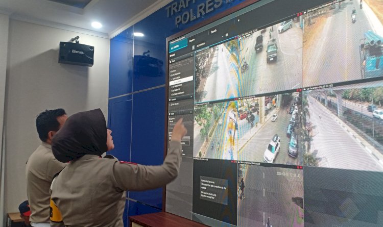Kasat Lantas Polrestabes Palembang AKBP Yenny Daniarti saat meninjau ruang Command Center/Foto:Denny Pratama