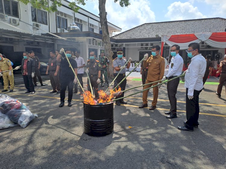  Kejari OKI saat melakukan pemusnahan barang bukti/Foto: Hari Wijaya/RMOL Sumsel