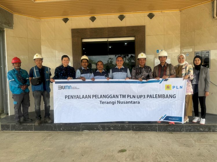 Para pekerja tengah melakukan penyambungan PT. Hijau Lestari Raya Fibreboard/Humas PLN