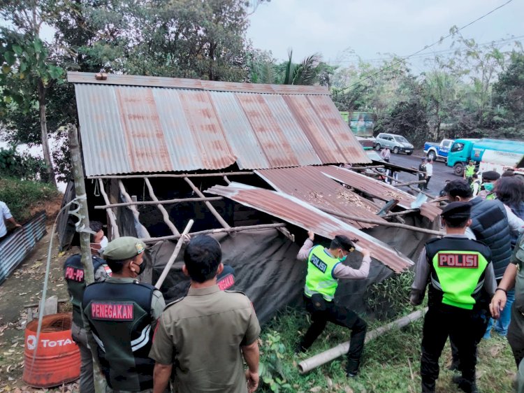 Satgas Gakkum Illegal Drilling dan Refinery melakukan penertiban aktivitas ilegal drilling dibeberapa wilayah di Sumatera Selatan . (Handout)