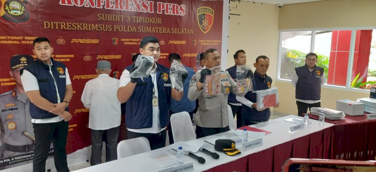 Panit Subdit III Tipikor Ditreskrimsus Polda Sumsel Iptu Ryan Toro Putra SIK menunjukkan barang bukti kasus korupsi pekerjaan penyambungan jaringan instalasi pipa gas alam kota Palembang. (Fauzi/RMOLSumsel.id)