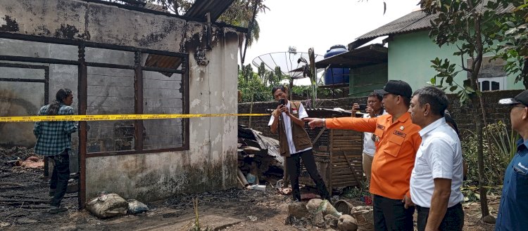 Pj Bupati Muara Enim, Henky Putrawan tinjau lokasi kebakaran di Karang Asem Kelurahan Tanjung Enim Selatan, Kecamatan Lawang Kidul (Noviansyah/RMOLSumsel.id)