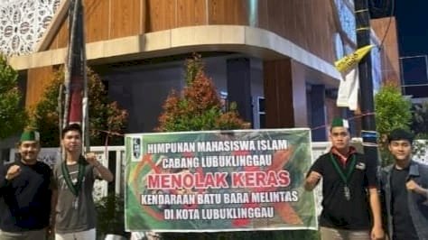 HMI Lubuklinggau menggelar aksi damai dengan menyebar spanduk bertuliskan tolak angkutan batubara melintas di Kota Lubuklinggau/ist