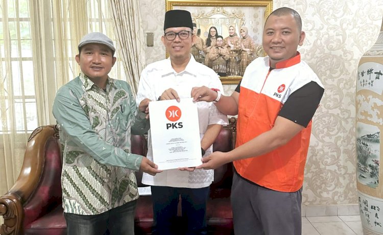 Ketua DPD PKS Kabupaten OKU, Azwar Aripin MPd didampingi Sekretaris PKS OKU, Yudi Hardiyanto SPd menyerahkan SK kepada Teddy Meilwansyah, Rabu (7/8). (Handout)