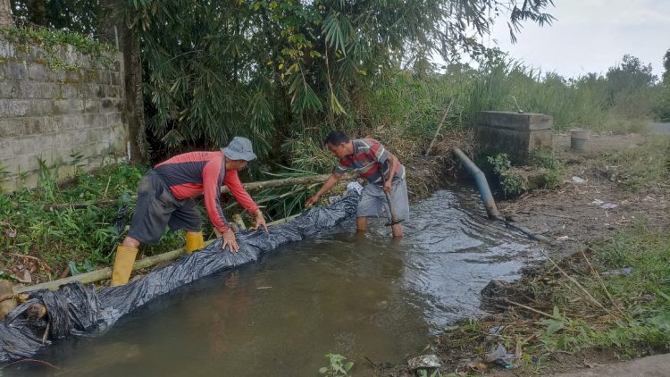 Warga Desa Tanjung Payang Pagar Alam Perbaiki Swadaya Saluran Irigasi Rusak.(Taufik/RMOLSumsel.id)