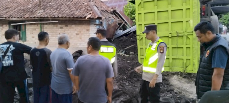Rumah warga yang ditabrak truk batu bara mengalami kerusakan. (Dokumentasi Polisi)