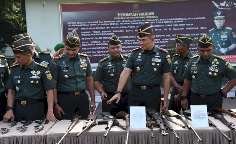 Sebanyak 56 pucuk senjata api ilegal, baik laras panjang maupun pendek, dimusnahkan oleh Korem 044/Gapo 