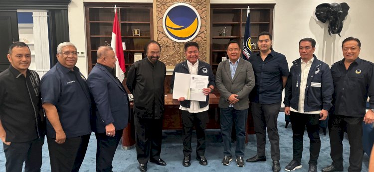 Partai Nasional Demokrat (Nasdem) resmi menyerahkan Surat Keputusan B.1.KWK kepada pasangan calon Gubernur dan Wakil Gubernur Sumatera Selatan, Herman Deru dan Cik Ujang (HDCU). (Handout)