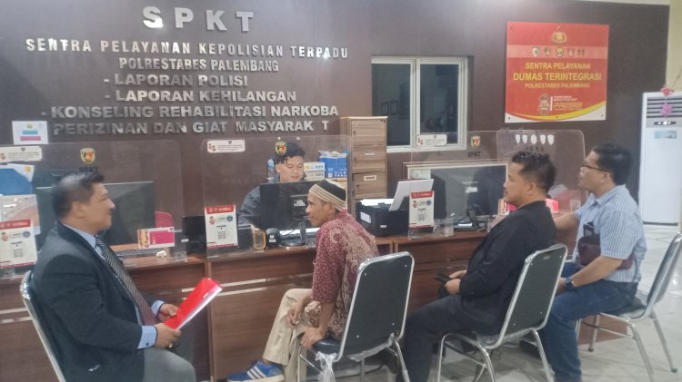 Keluarga Yogi Irawan saat membuat laporan di Polrestabes. Mereka menduga kematian Yogi yang ditahan di Rutan Pakjo ada kejanggalan karena banyaknya ditemukan luka lebam. (Denny Pratama/RMOLSumsel.id)