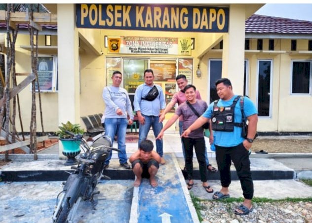 Ivan Saputra (17) spesialis pelaku bongkar rumah dan curanmor saat berada di Polsek Karang Dapo. (Dokumentasi Polisi)