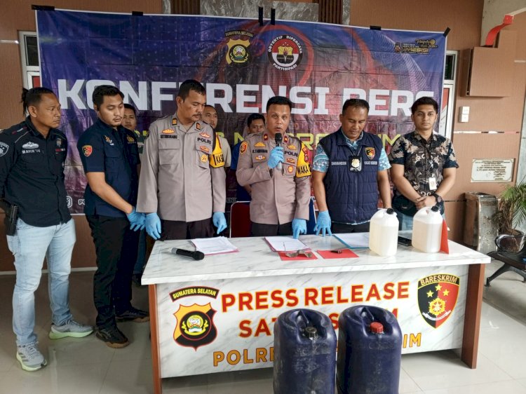  Pelaku penjualan minyak olahan diamankan Sat Reskrim Polres Muara Enim. (Dokumentasi Polisi)