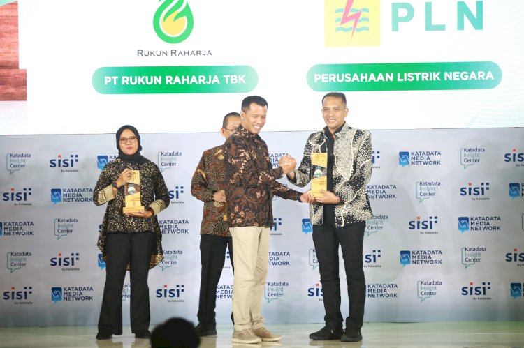 PT PLN (Persero) berhasil meraih penghargaan bergengsi Katadata ESG Awards di sektor energi untuk kategori Governance/ist