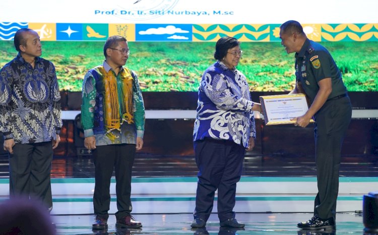 Menteri Lingkungan Hidup dan Kehutanan Republik Indonesia Siti Nurbaya memberikan penghargaan kepada Danrem 044/Gapo Brigjen TNI Muhammad Thohir, S.Sos., M.M/handout