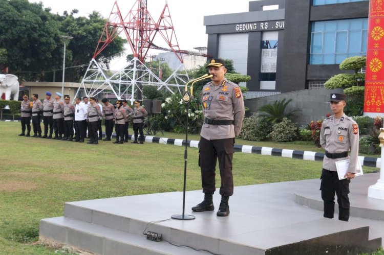 Penata Kebijakan Kapolri Madya (PKKM) Polda Sumsel, Kombes Pol Sigit Adiwuryanto memimpin apel pagi di Halaman Mapolda Sumsel/Foto:Humas 