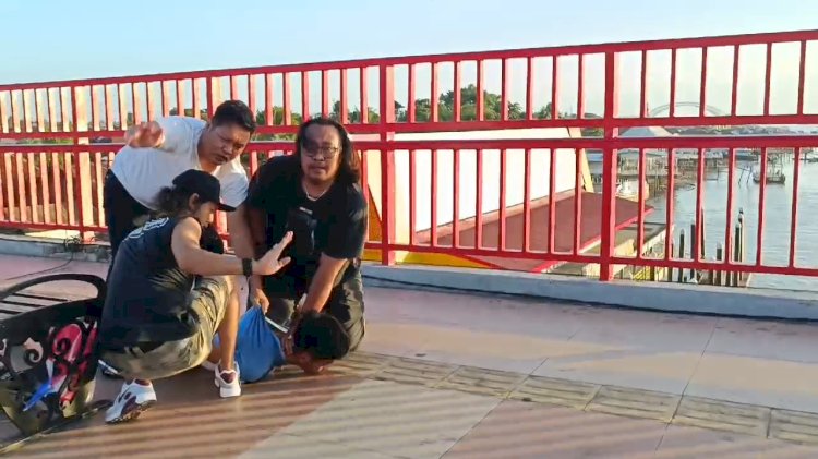 Proses penangkapan terhadap tersangka Mardi di atas Jembatan Ampera. (Handout)