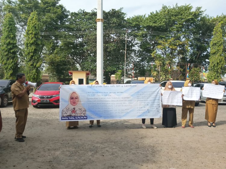 Guru SDN 6 Kayuagung gelar aksi demo di Dinas Pendidikan OKI.(Hari Wijaya/RMOLSumsel.id)