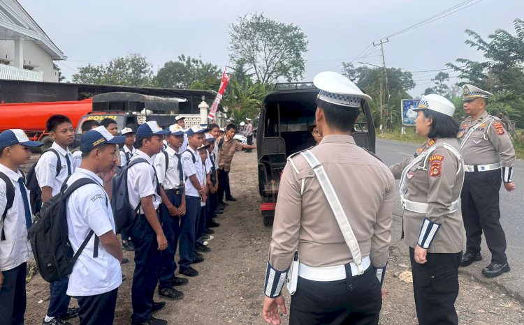 Kasat Lantas Polres Muara Enim AKP Trifonia Situmorang memberikan teguran kepada puluhan pelajar yang bergelantungan dan naik di atas atap Angdes/ist