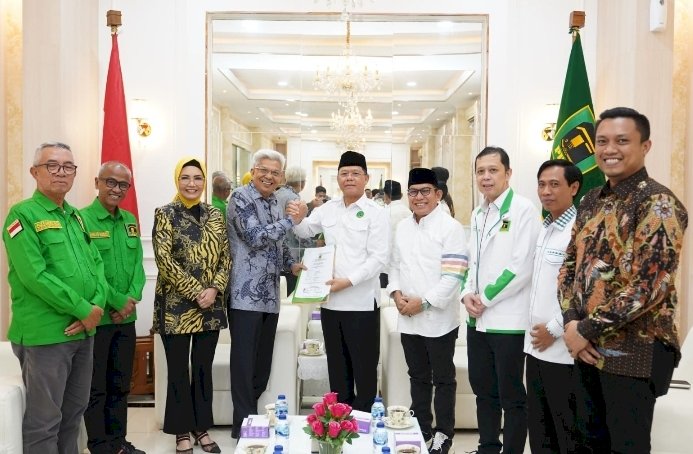 Plt Ketua Umum PPP, H. Muhamad Mardiono memberikan SK dukungan kepada Mawardi Yahya dan RA Anita Noeringhati/handout