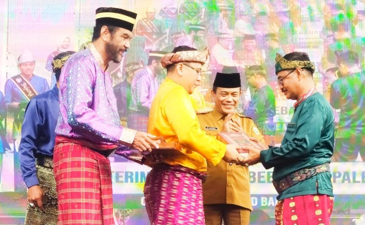 Sultan Mahmud Badaruddin IV RM Fauwaz Diradja memberikan Al-Qur'an Bebaso Palembang kepada Kepala Sekolah SMA Negeri 6 Palembang, Fir Azwar/Foto: Dudi Oskandar