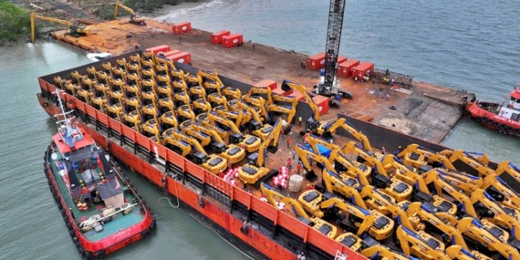 Kiriman alat berat berupa excavator pesanan pemilik Jhonlin Group Andi Samsudin Arsyad atau Haji Isam tiba di Pelabuhan Wanam, Kabupaten Merauke, Provinsi Papua Selatan/Ist