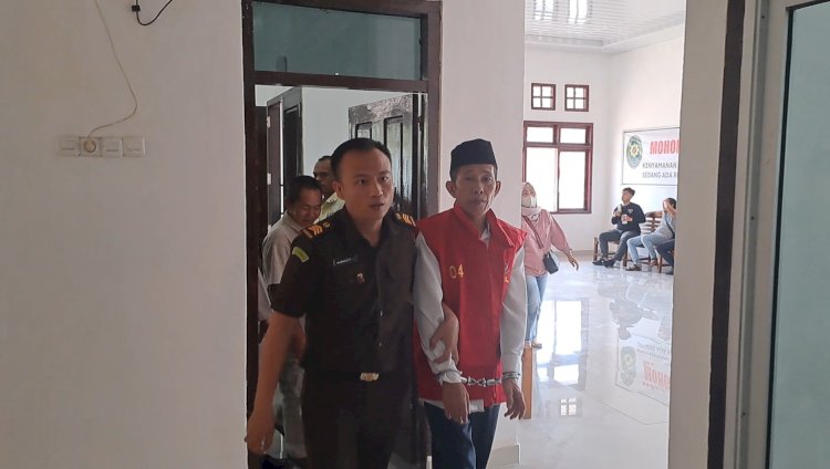 Terdakwa Hajidin saat keluar ruang persidangan.(Hari Wijaya/RMOL Sumsel)
