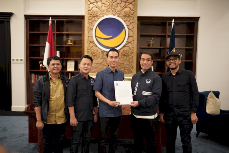 Muchendi saat menerima surat rekomendasi dari pengurus DPP Partai Nasdem. (ist/rmolsumsel.id)  