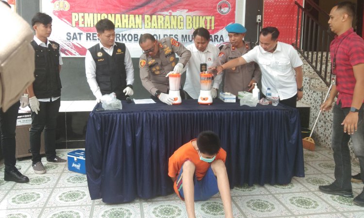 Kapolres Muratara AKBP Koko Arianto Wardani, Sik bersama Kasat Narkoba IPTU Marhan Saputra saat memusnahkan narkoba jenis sabu dengan cara blender/Alam