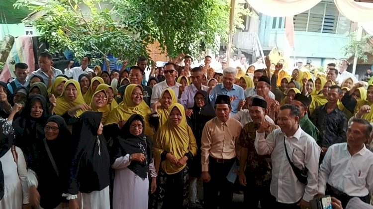 Bacagub Sumsel, Mawardi Yahya saat bersama warga Desa Kepur Muara Enim. (noviansyah/rmolsumsel.id) 