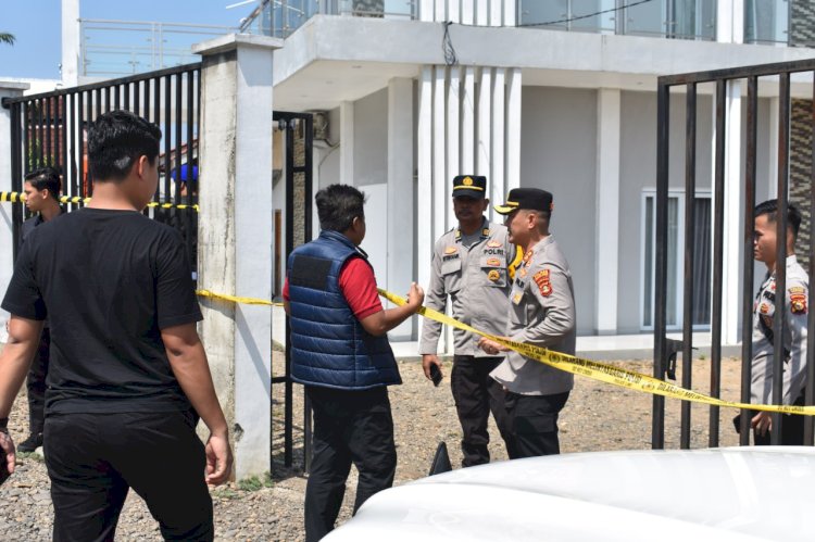 Polisi menggeledah rumah salah satu bos tambang di Muara Enim. (ist/rmolsumsel.id) 