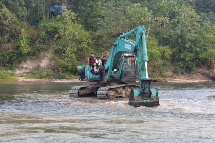 Proses evakuasi alat berat di Sungai Enim. (ist/rmolsumsel.id)