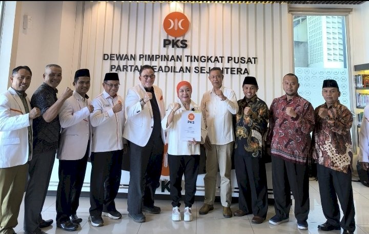 Bacabup Muba, Lucianty saat menerima surat rekomendasi dari DPP PKS. (ist/rmolsumsel.id) 