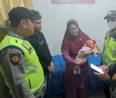 Bayi perempuan yang ditemukan warga di depan rumah. (ist/rmolsumsel.id) 