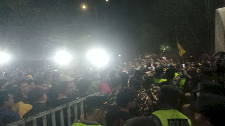 Sejumlah mahasiswa tanpa ID Card hendak berusaha masuk ruang kongres. (ist/rmolsumsel.id) 