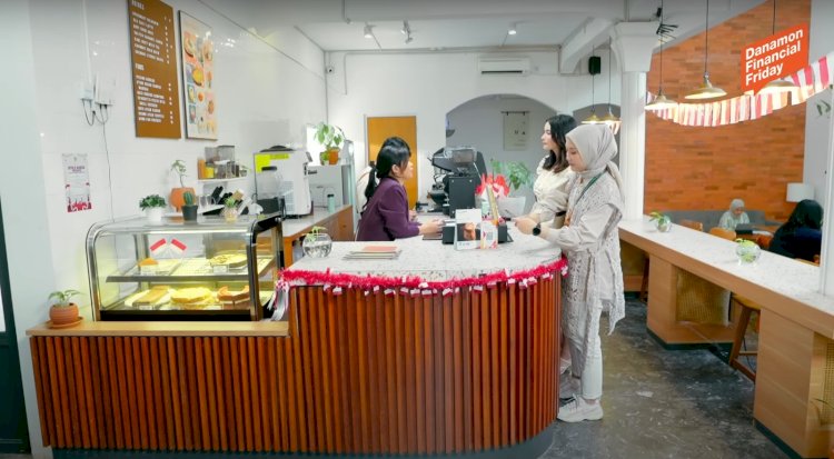 Nasabah Danamon menggunakan D-Bank Pro.  (maya hasan/rmolsumsel.id) 