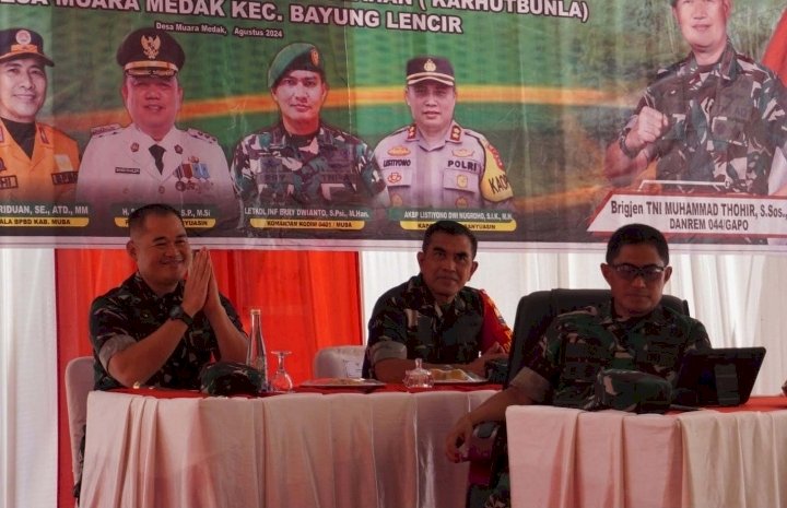 Danrem 044/Gapo Brigjen TNI Muhammad Thohir, S.Sos., M.M mendampingi Pangdam II/Swj melakukan kunjungan kerja dalam rangka memantau kondisi Karhutla di Desa Muara Medak Kabupaten Muba/ist