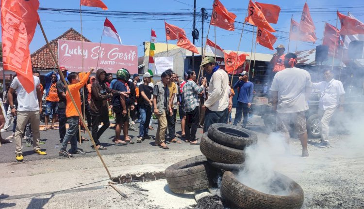 Demo di depan kantor Kejaksaan Lubuklinggau diwarnai dengan aksi bakar ban/ist