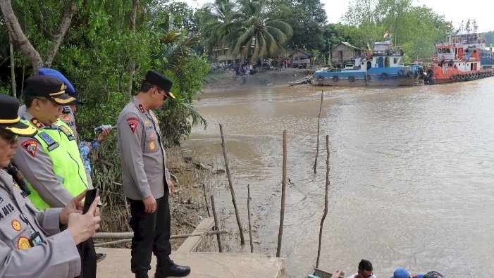Tinjau Lokasi Runtuhnya Jembatan Akibat Tertabrak Ponton, Kapolda Sumsel Tekankan Upaya Pemulihan Dampak Perekonomian Warga/ist