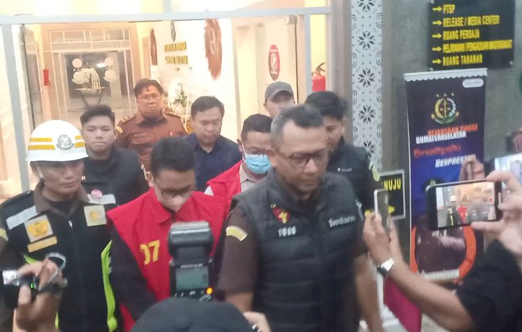 Tersangka RD dan MH saat digiring ke mobil tahanan Kejati Sumsel/Foto: Denny Pratama