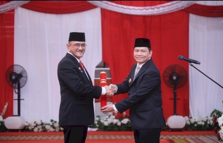 Penjabat (Pj) Gubernur Sumatera Selatan (Sumsel) Elen Setiadi, S.H, M.S.E secara resmi melantik Drs H Edward Candra, M.H sebagai  Sekretaris Daerah (Sekda) Provinsi Sumsel bertempat di Griya Agung Palembang, Rabu (14/8). (Pemprov Sumsel/RMOLSumsel.id)