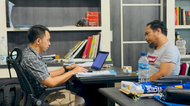 Penyidik Subdit Gakkum Ditpolairud Polda Sumsel saat melakukan pemeriksaan terhadap nahkoda tugboat Paris 22/ist