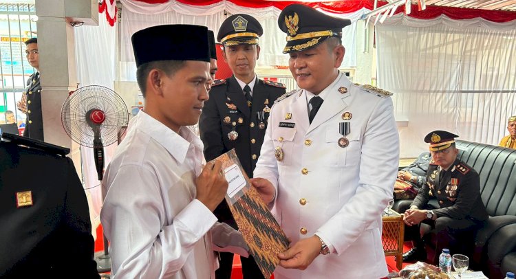Penyerahan SK Remisi Umum Hari Kemerdekaan Kspada Warga Binaan Lapas kota Pagar Alam/Foto: Taufik